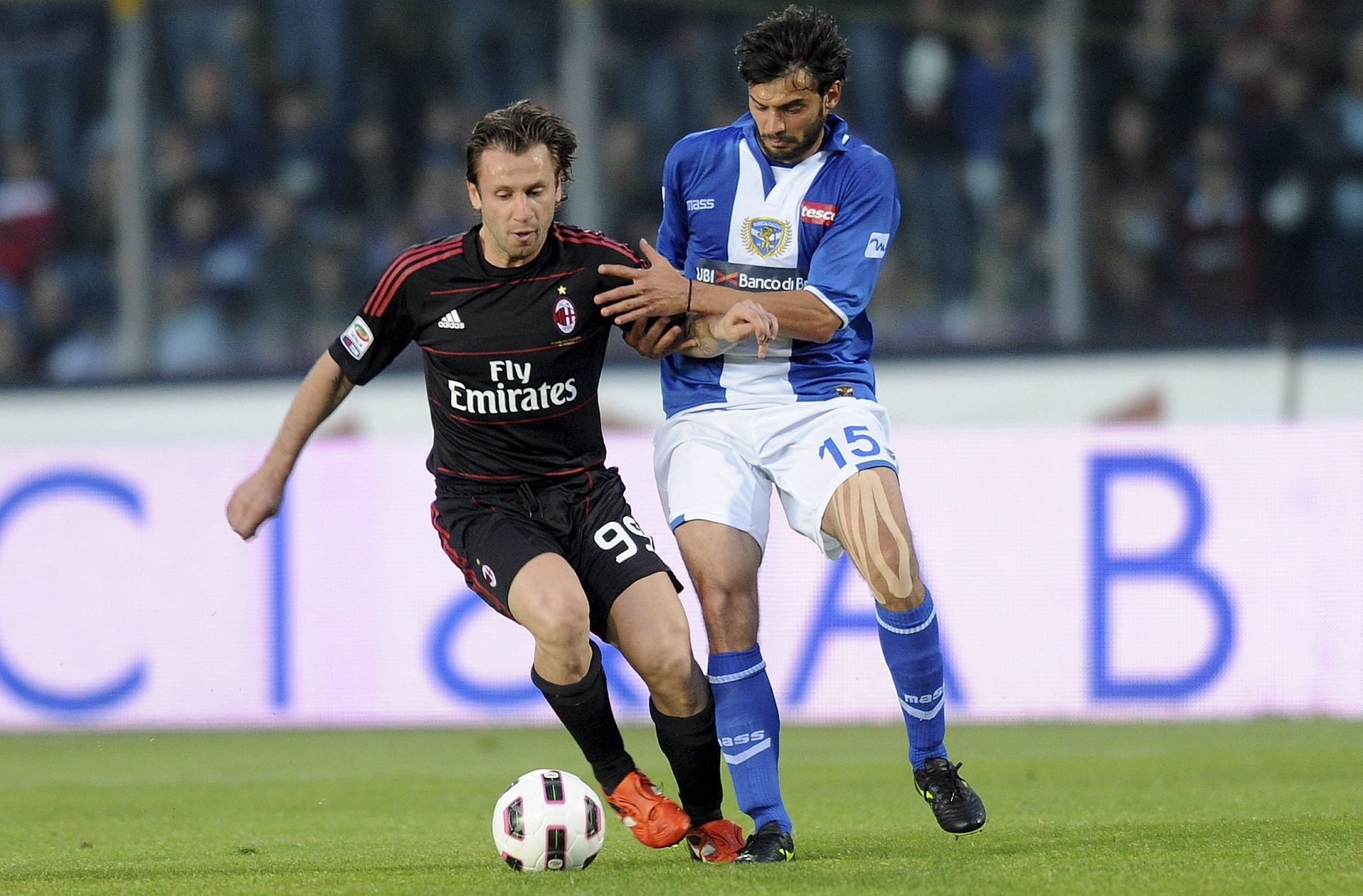 Zambelli contro Cassano con la maglia del Brescia.