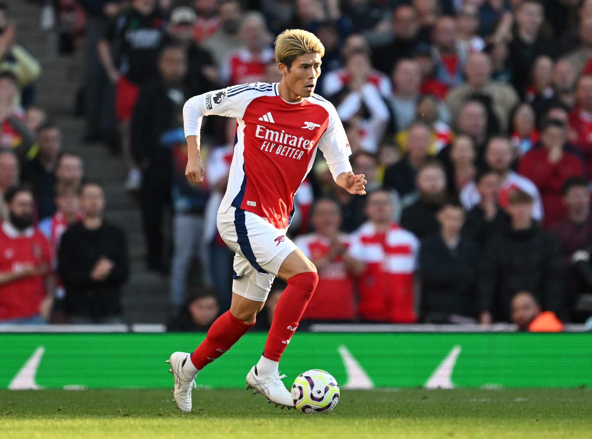 Tomiyasu in azione con l’Arsenal.
