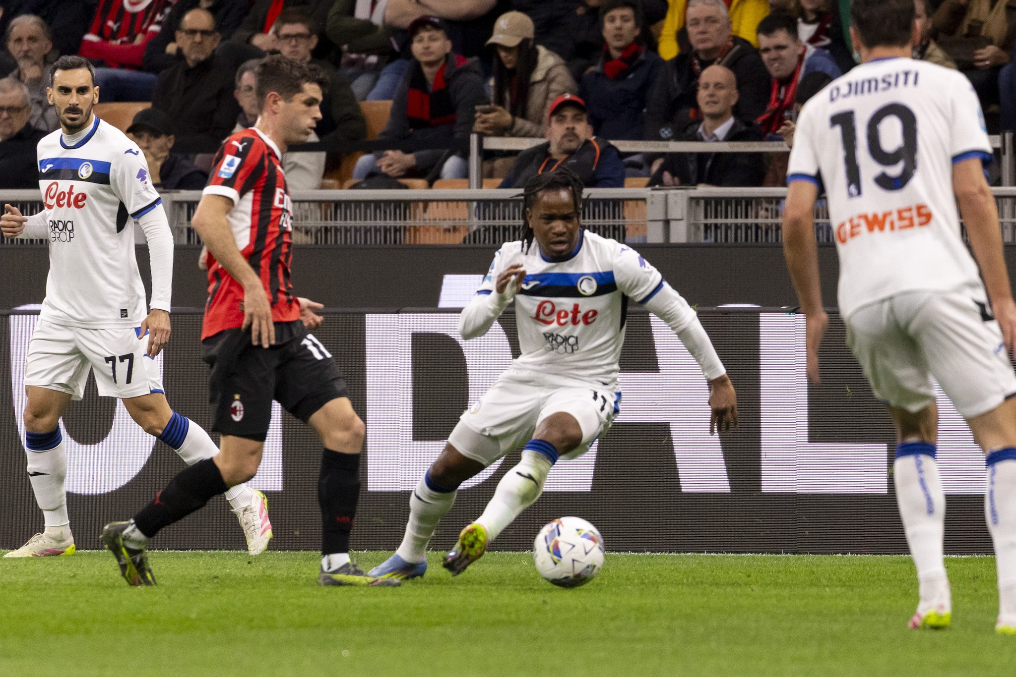 Lookman in azione contro il Milan lo scorso anno.
