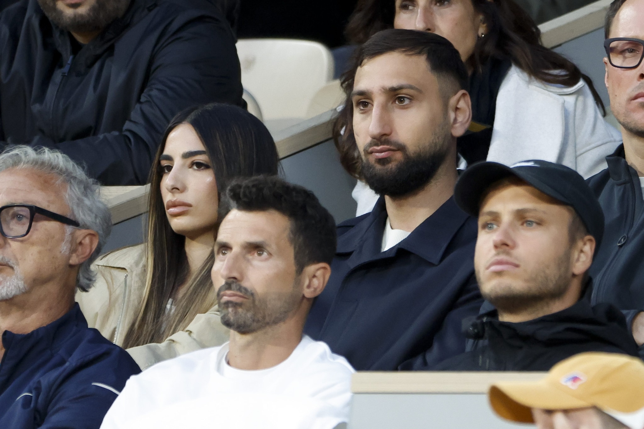 Donnarumma durante una partita di Sinner in Francia seduto alle spalle del suo staff.