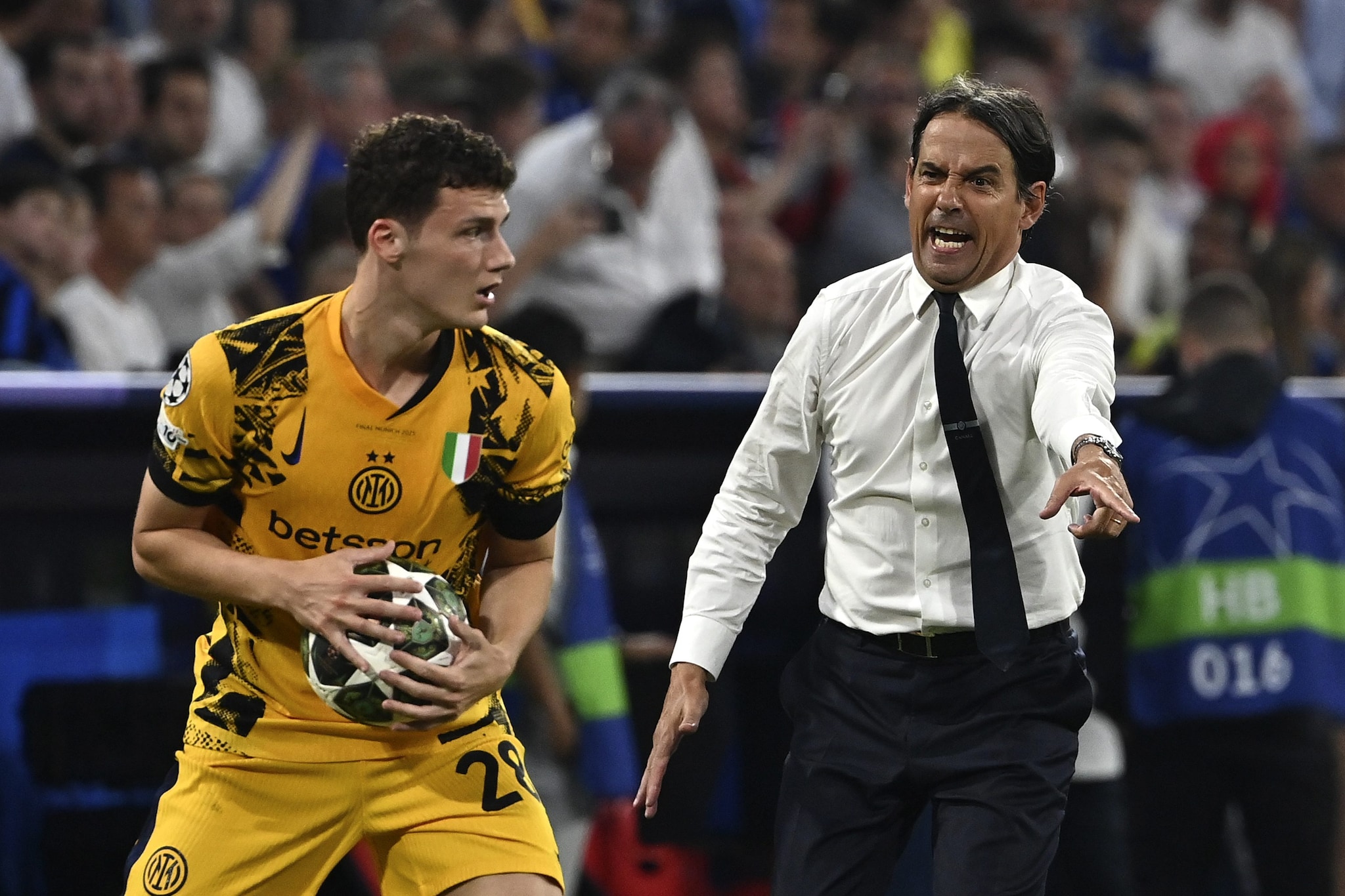 Pavard con Simone Inzaghi durante la finale di Champions.