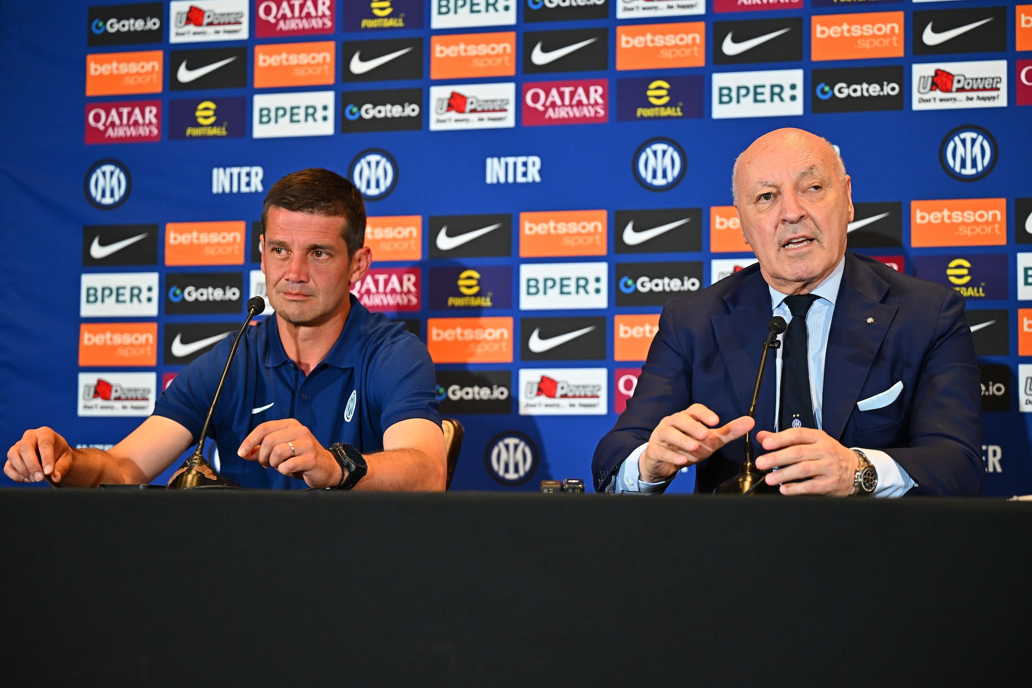 Marotta in conferenza stampa con Chivu.