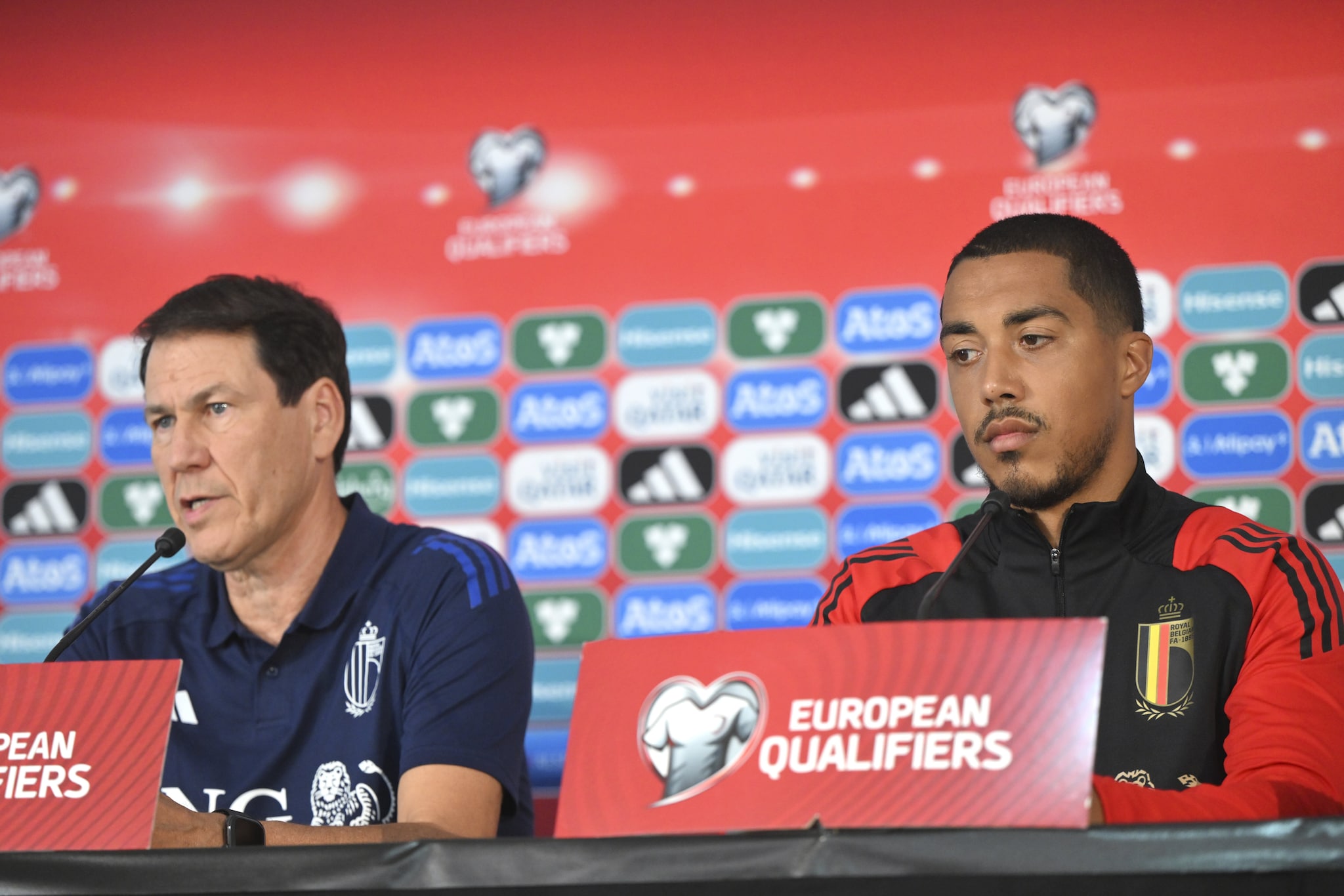 Rudi Garcia in conferenza stampa con Tielemans.