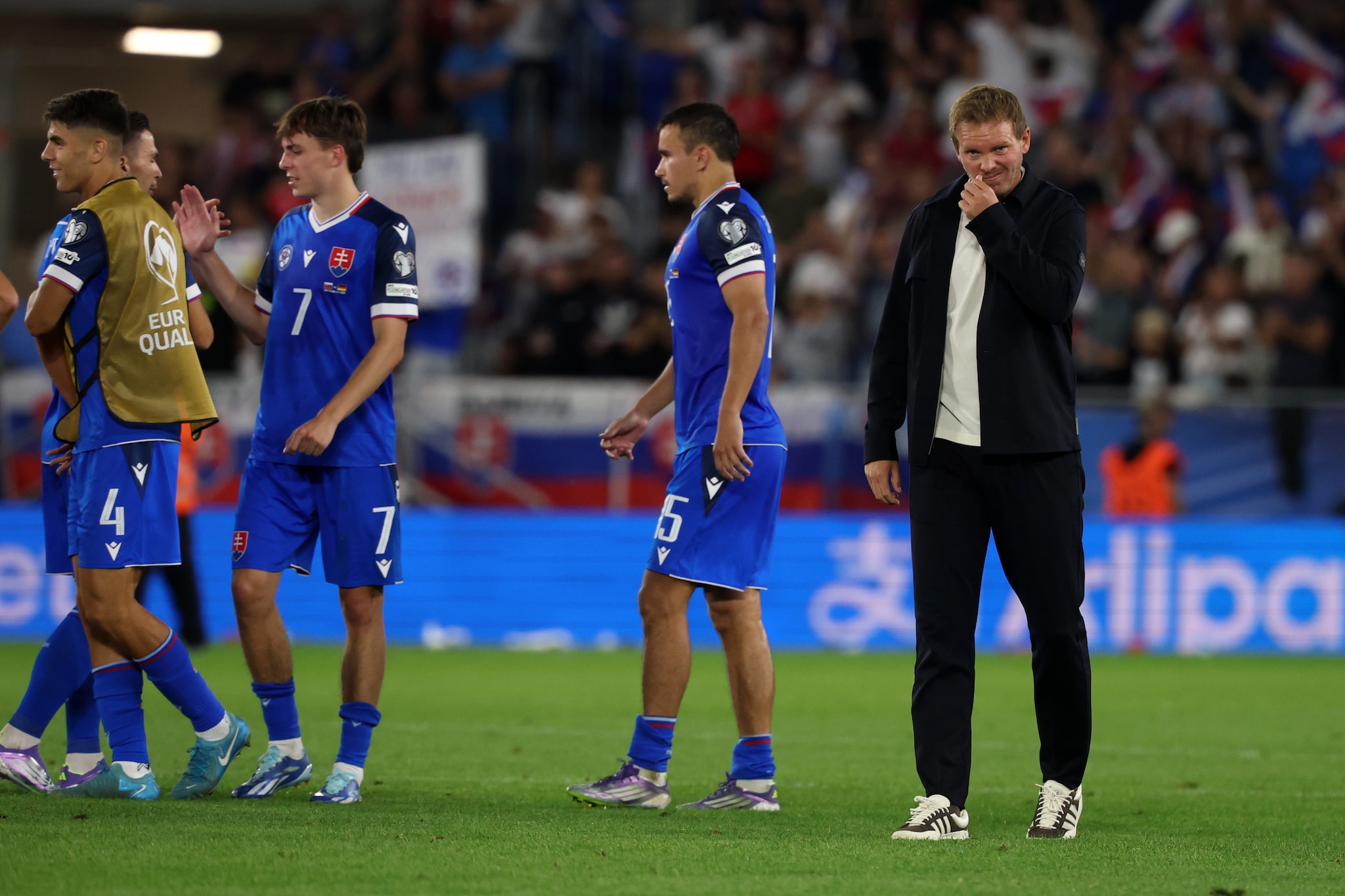 Nagelsmann in campo al termine della sfida persa dalla Germania in Slovacchia.