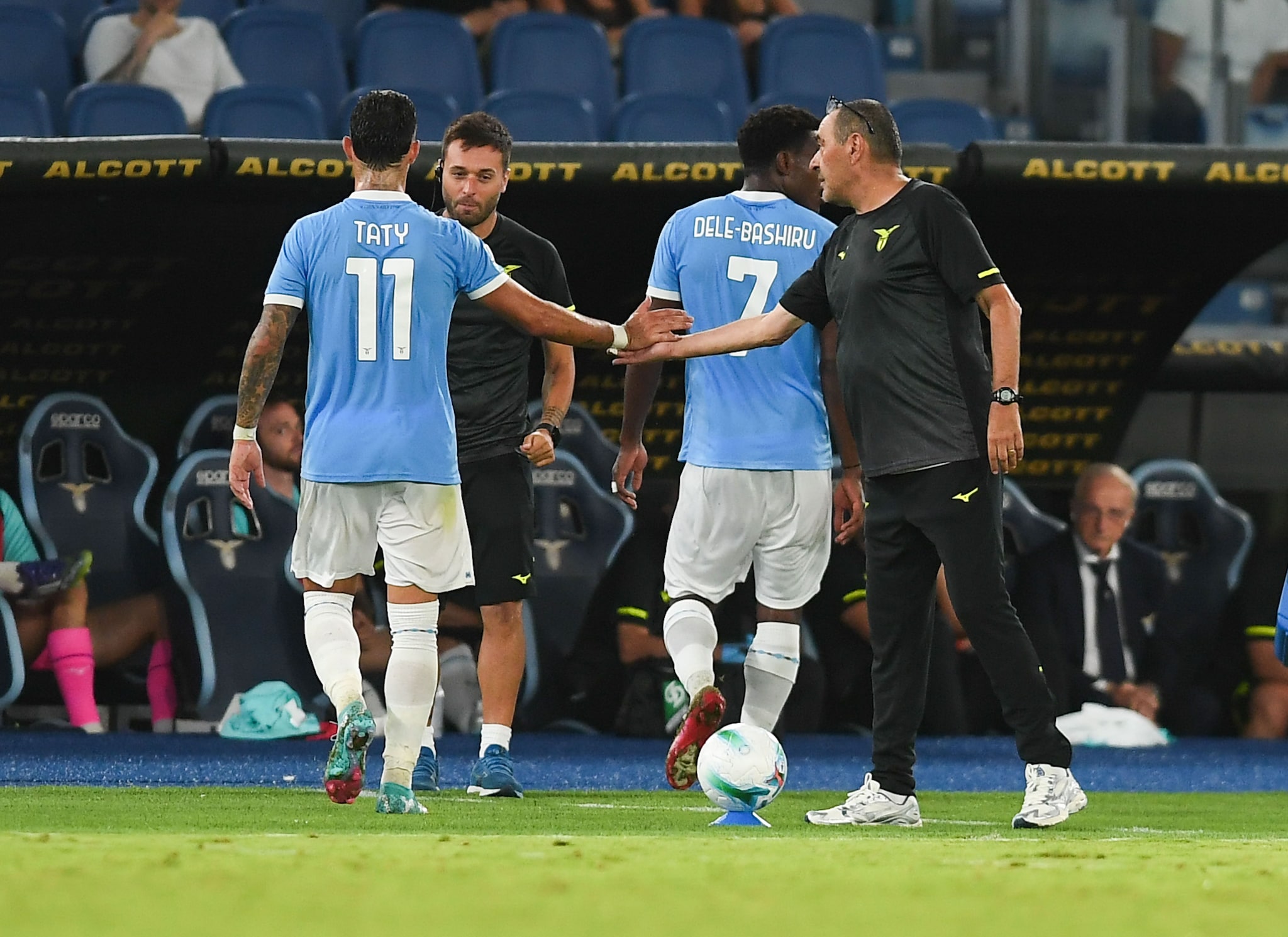 Sarri in campo sulla panchina della Lazio dopo la sostituzione di Castellanos.