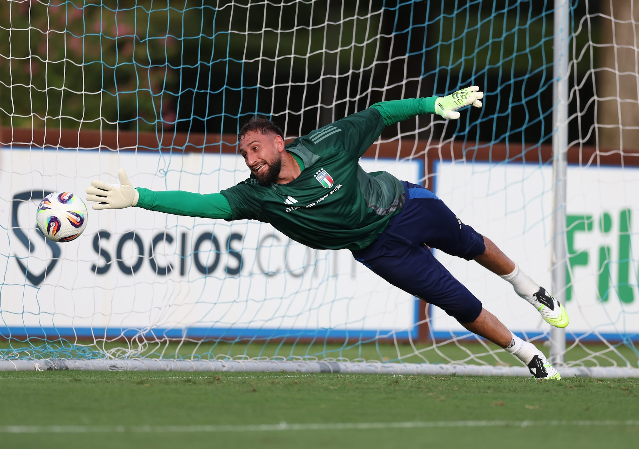 Donnarumma durante il ritiro con l’Italia.