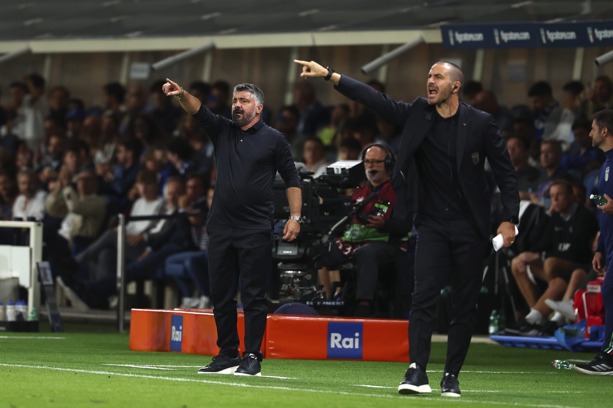 Bonucci in panchina dà indicazioni al fianco di Gattuso.