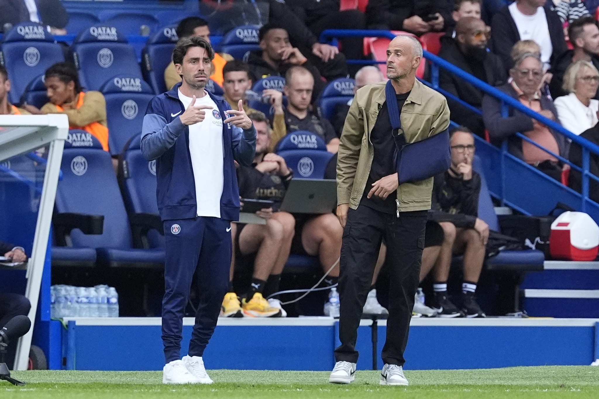 Luis Enrique torna in panchina per il secondo tempo.