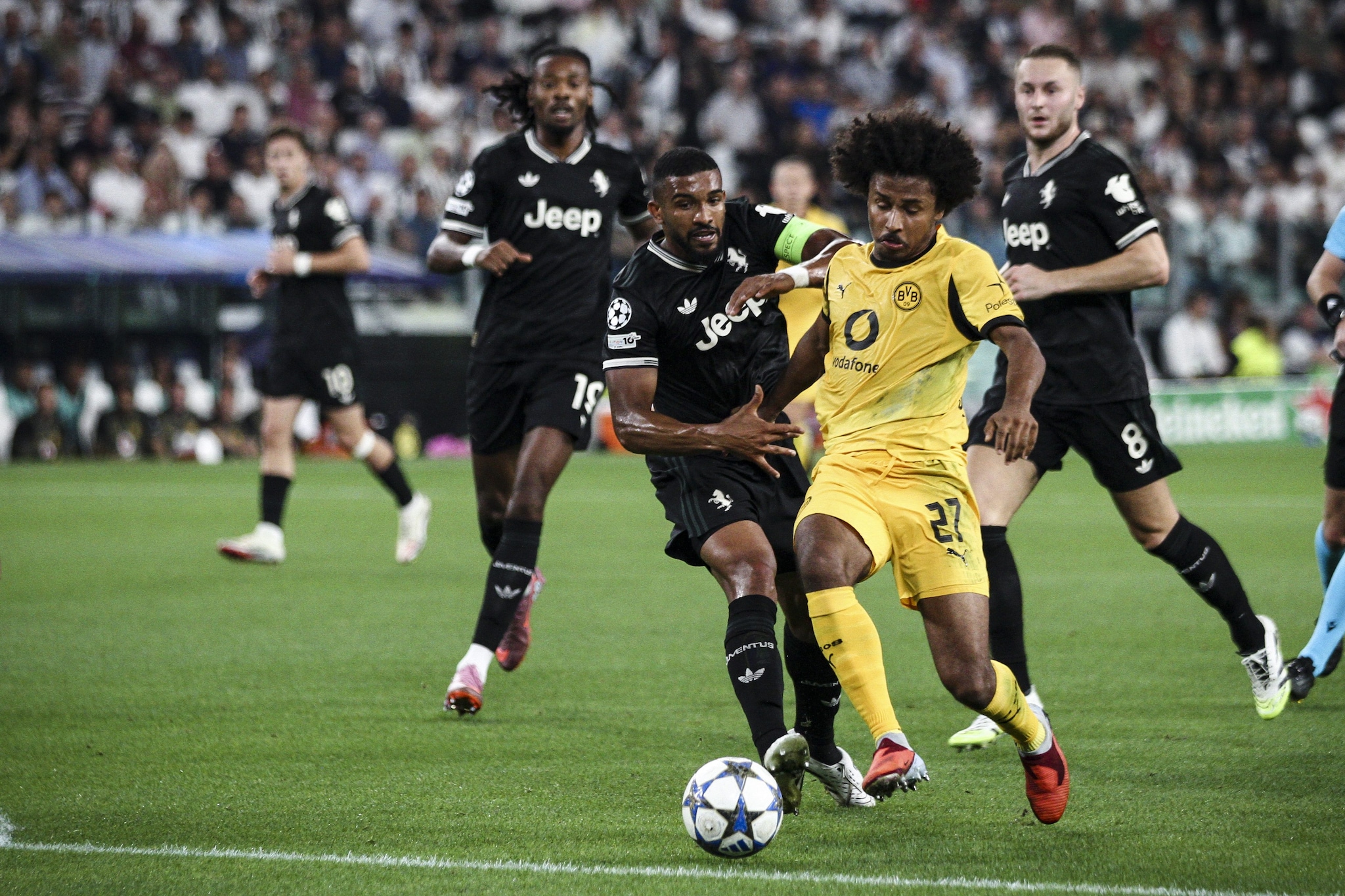 Bremer in pressing su Adeyemi.