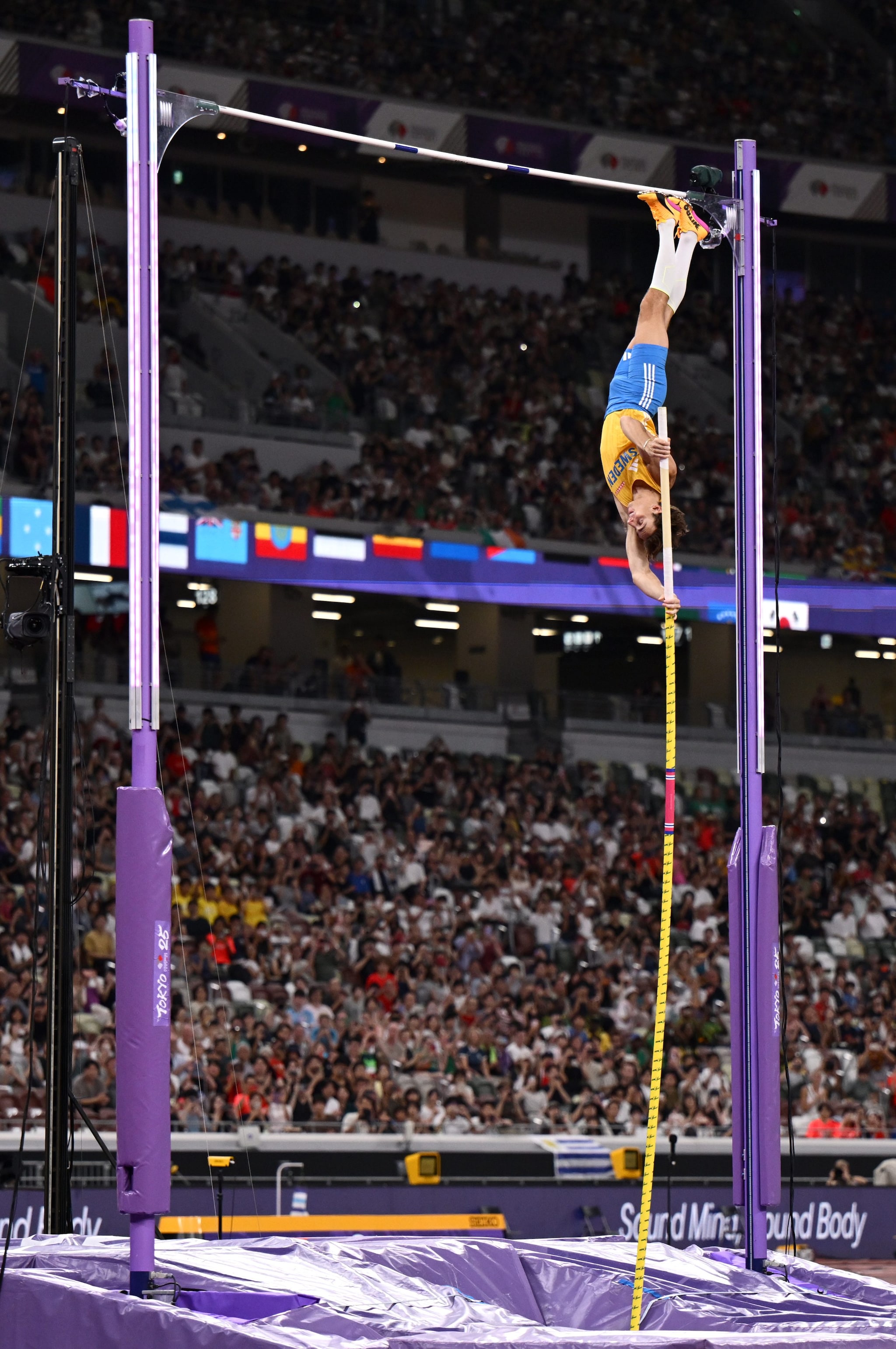 L’impressionante immagine che mostra la perfezione del salto di Duplantis.