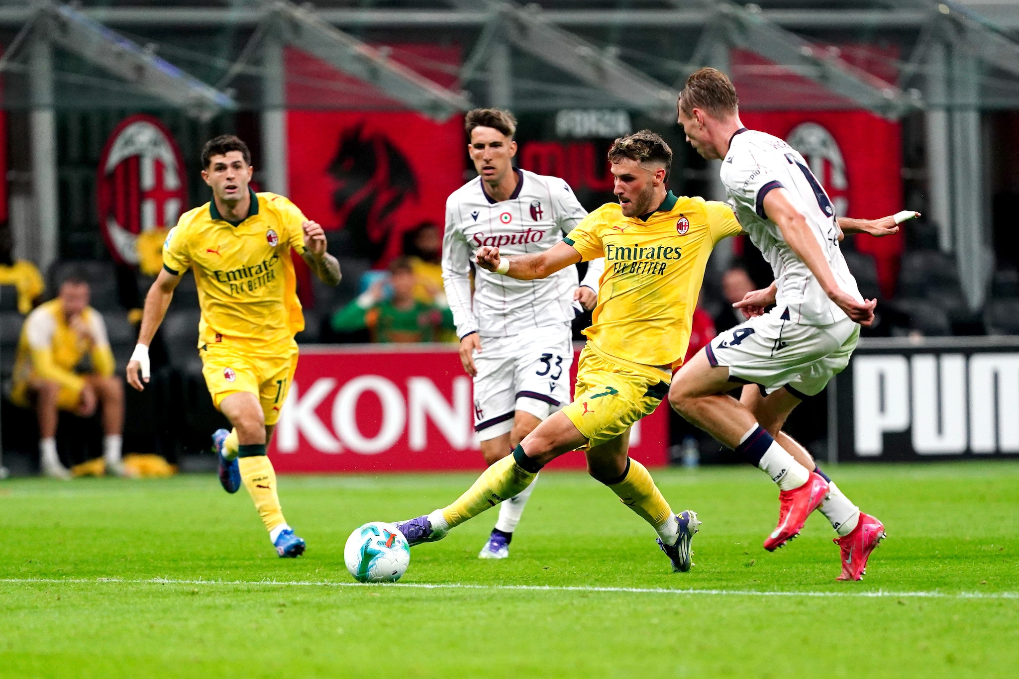 Santiago Gimenez durante Milan–Bologna.