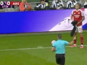 Il-siparietto-in-Newcastle-Arsenal_-perche-larbitro-ha-tolto-di-mano-un-asciugamano-a-Calafiori-300x225.jpg