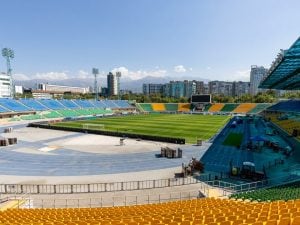 La-trovata-dei-tifosi-del-Kairat-per-partita-con-il-Real-Madrid-cercano-case-vista-stadio-4-300x225.jpg