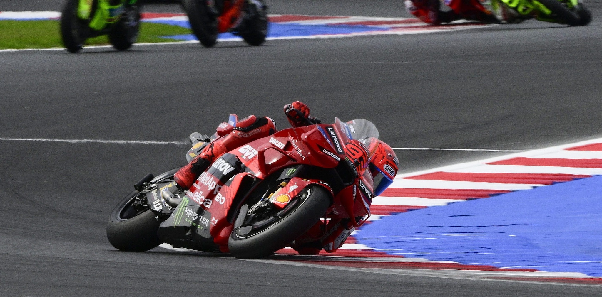 Marc Marquez vince il duello con uno scatenato Bezzecchi e trionfa ...