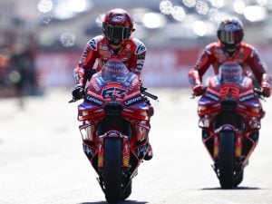 MotoGP-oggi-qualifiche-gara-sprint-GP-Indonesia-diretta-live-TV8-orario-dove-vedere-a-che-ora-partenza-Bagnaia-Marquez-300x225.jpg