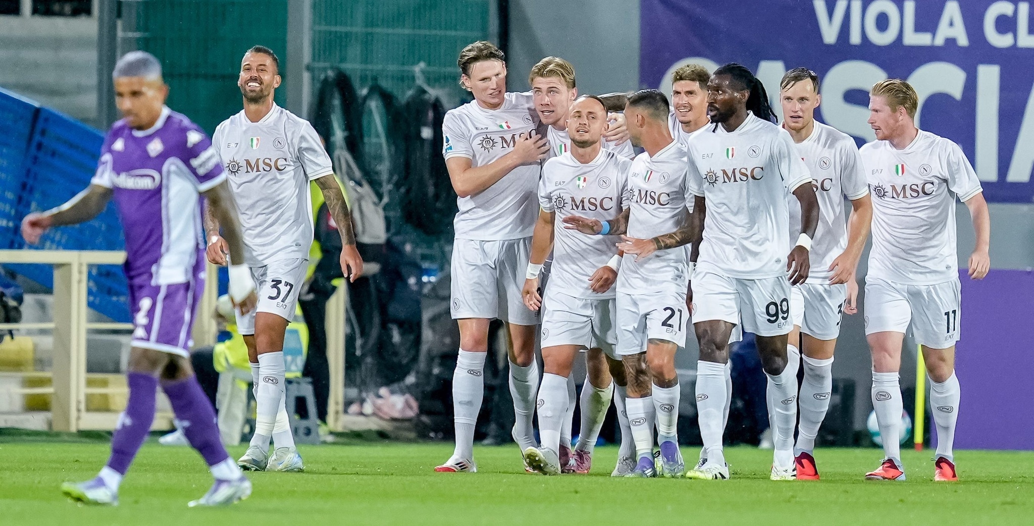 L’esultanza di Hojlund dopo il suo primo gol alla Fiorentina.