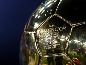 Quanto-oro-ce-davvero-nel-Pallone-dOro_-Quanto-vale-e-come-e-fatto-il-trofeo-piu-ambito-al-mondo-1-300x225.jpg