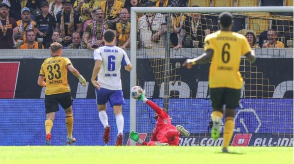 Karius in azione con lo Schalke.