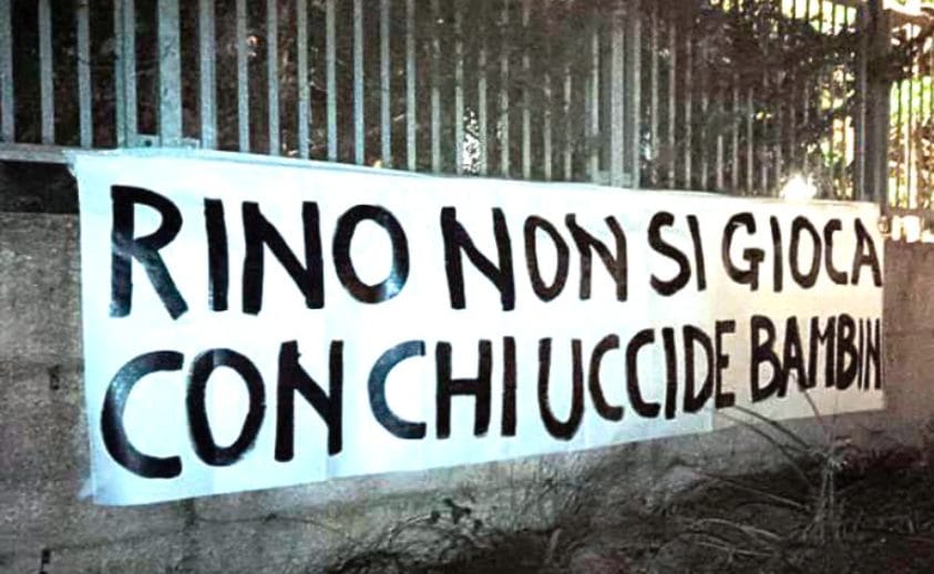 L’immagine dello striscione diventata virale sul web.