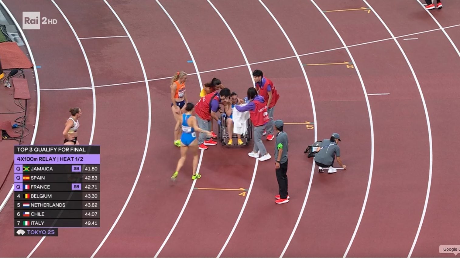 Tutte le atlete attorno all’azzurra seduta in sedia a rotelle.