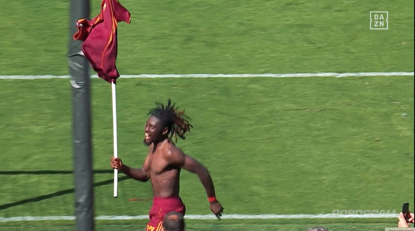 Il momento in cui Koné prende la bandierina con lo stemma della Lazio e ci piazza la sua maglietta sopra.