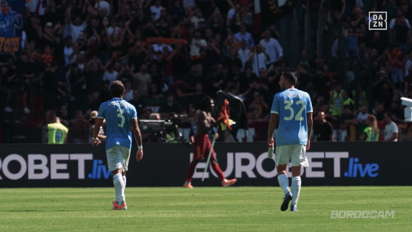 Pellegrini e Cataldi guardano Koné andare via con la bandierina.