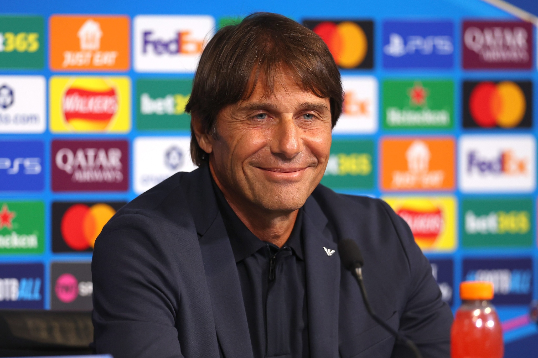 Antonio Conte è ora secondo in classifica col Napoli, in attesa del posticipo col Pisa