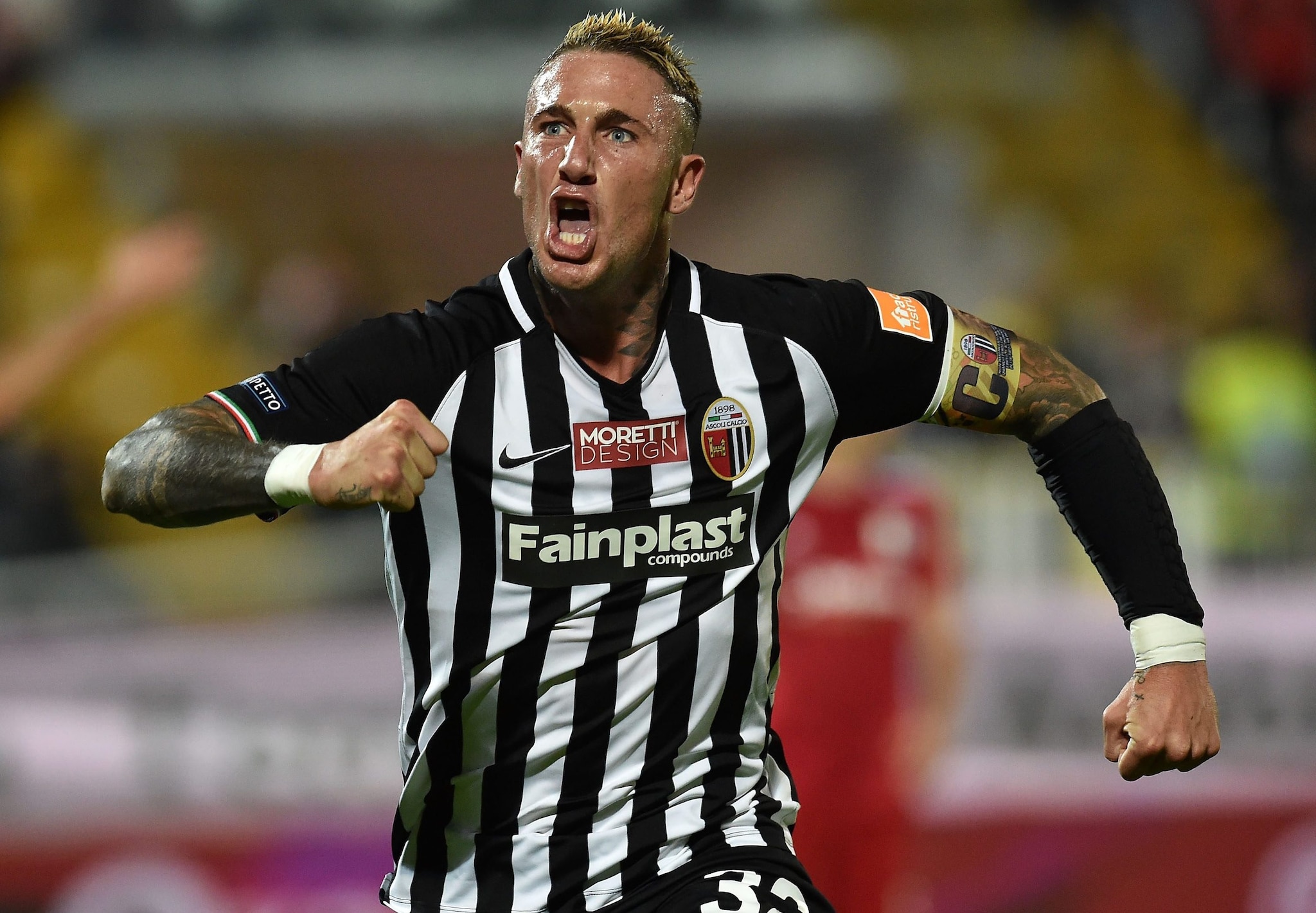 Ardemagni esulta dopo un gol con l’Ascoli.