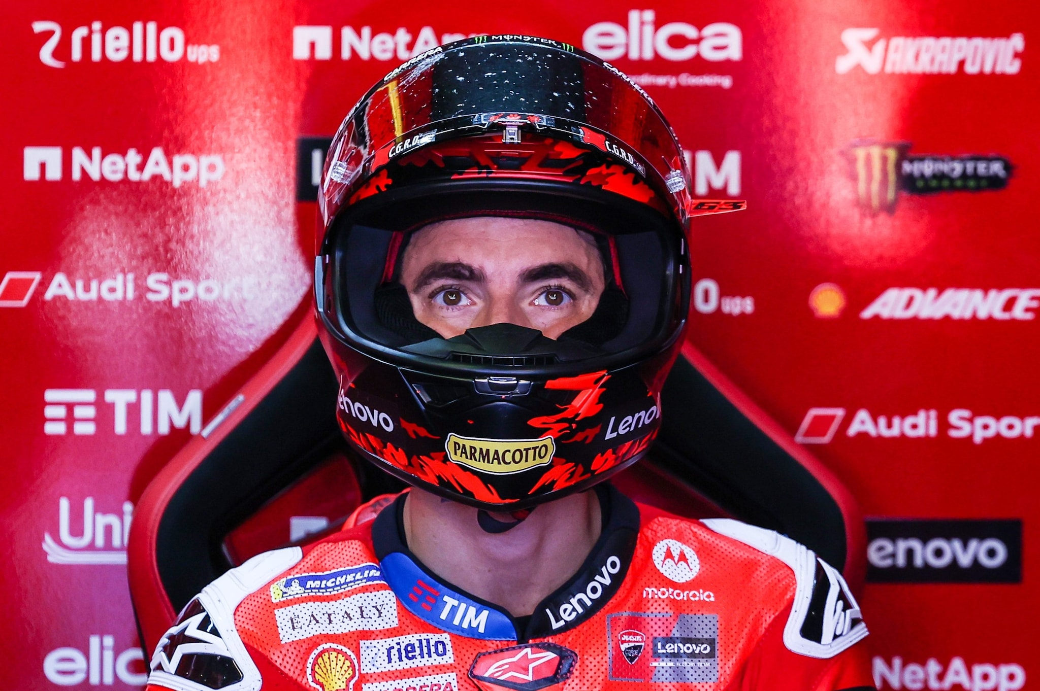 Pecco Bagnaia nel box Ducati a Misano: è un altro weekend durissimo per lui in MotoGP
