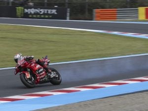 bagnaia-rischio-squalifica-ducati-fumo-gp-giappone-perche-no-salvato-clamorosa-beffa-come-bandiera-nera-MotoGP-300x225.jpg