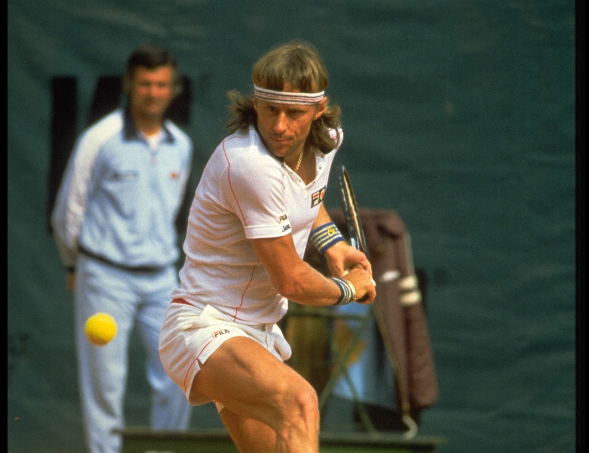 Bjorn Borg impegnato nel suo iconico rovescio bimane