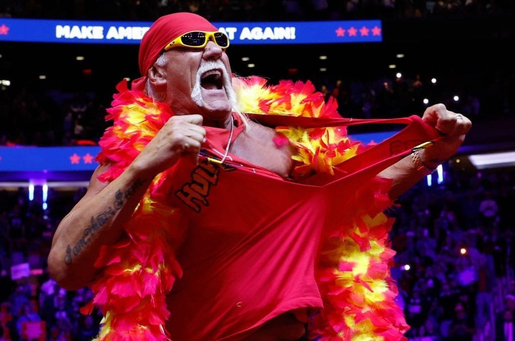 The Hulkster in una delle sue pose iconiche sul ring.