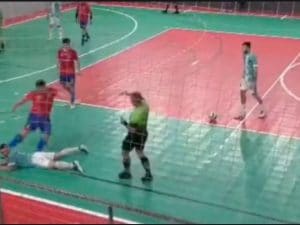 calcio-in-testa-partita-calcio-a-cinque-01-300x225.jpg