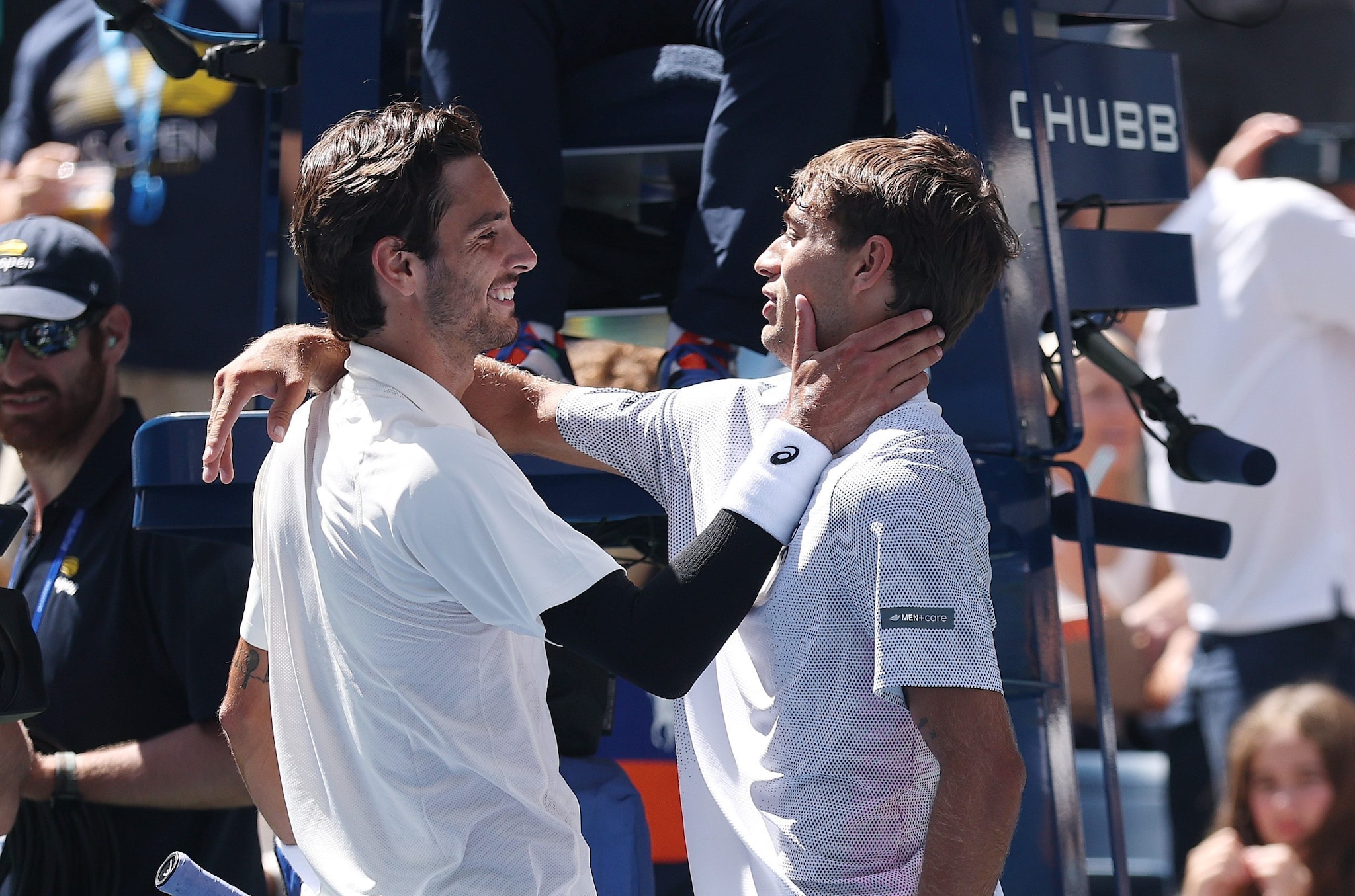 Il saluto caloroso tra Cobolli e Musetti al termine del match dello US Open conclusosi col ritiro di Flavio