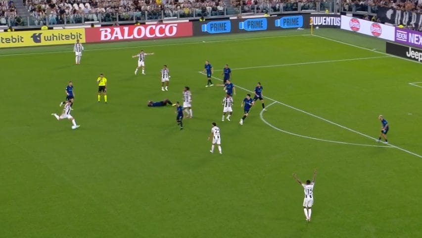 Il momento in cui l’arbitro Colombo stava fischiando fallo su Bonny.