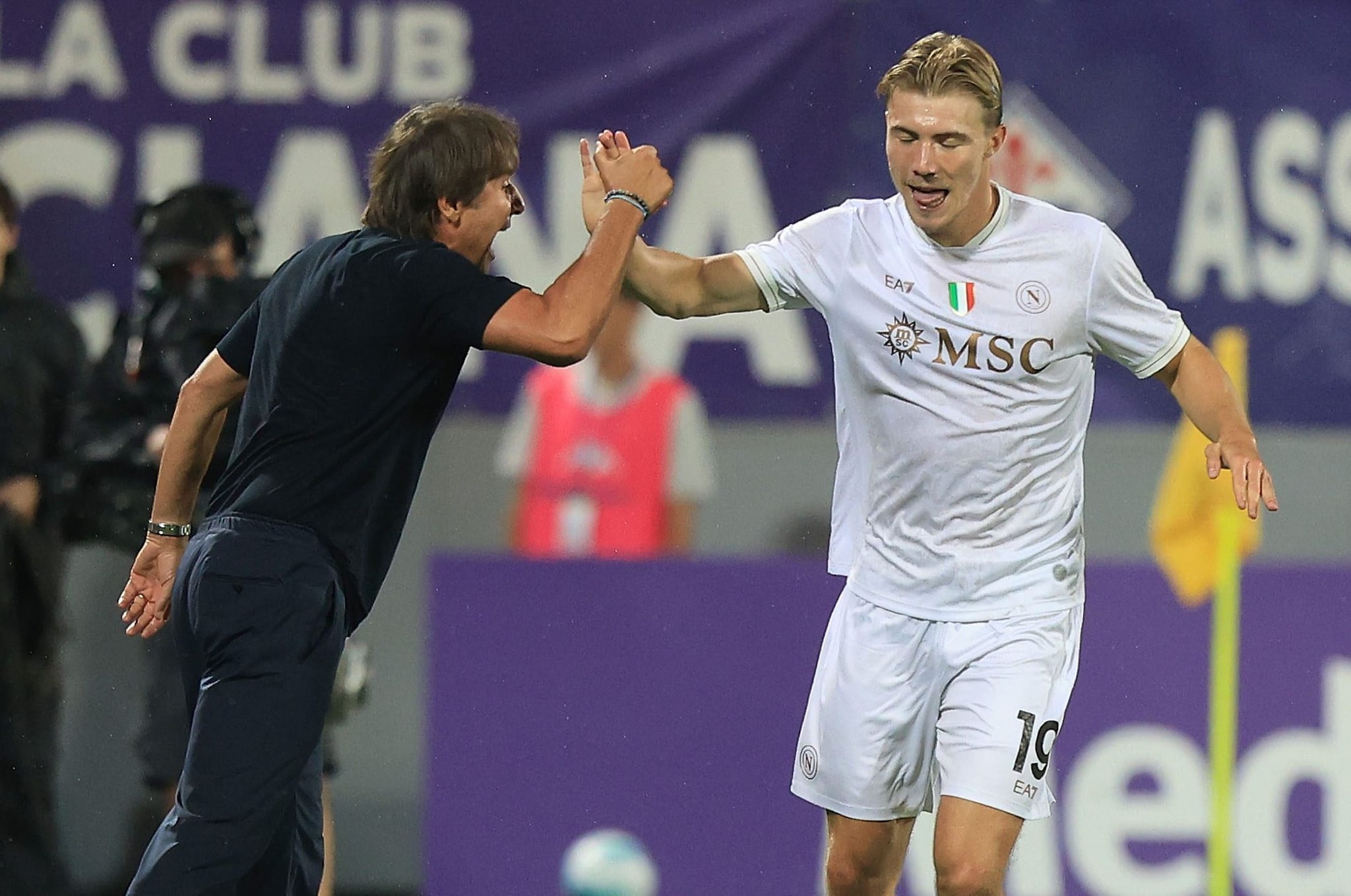 Antonio Conte dà il cinque a Rasmus Hojlund dopo la rete segnata dal danese in Fiorentina–Napoli