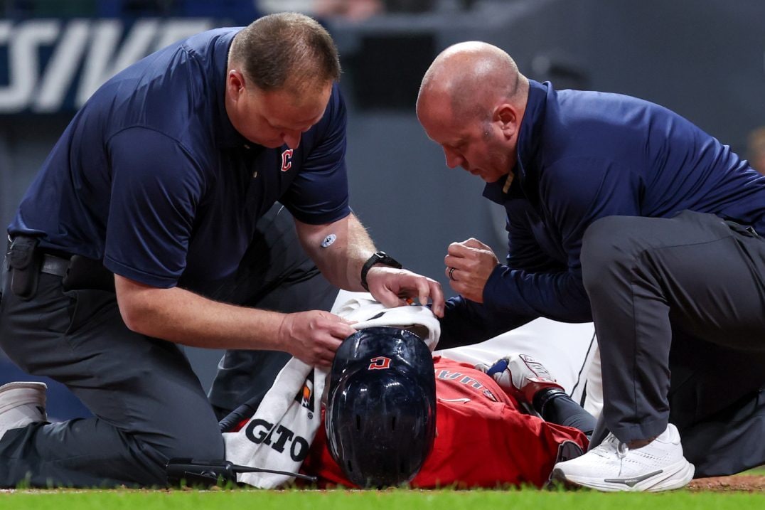 David Fry a terra dopo essere stato colpito da una palla da baseball a 160 km/h