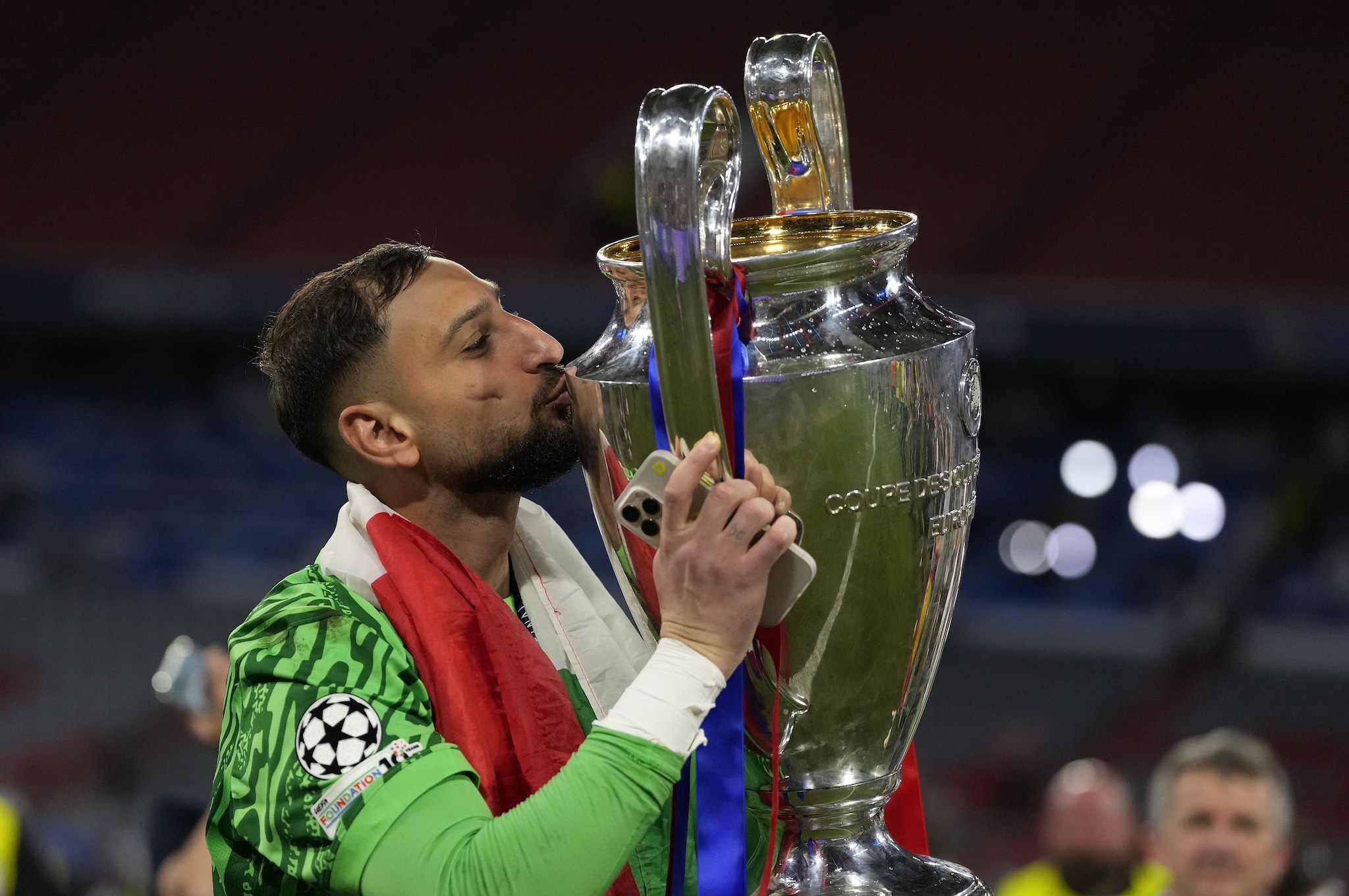Gigio Donnarumma bacia la Champions League vinta col PSG in finale contro l’Inter