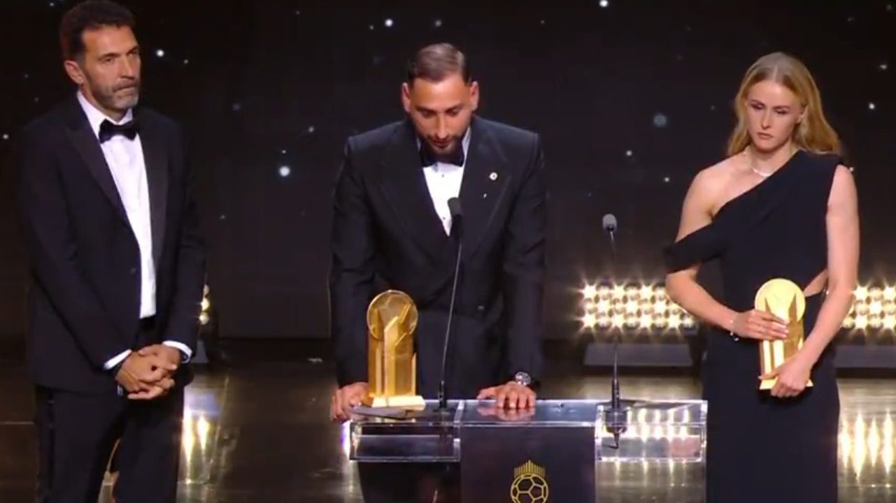 Donnarumma vince il trofeo Yashin e sul palco del Pallone d'Oro si prende la sua vendetta: non li nomina mai