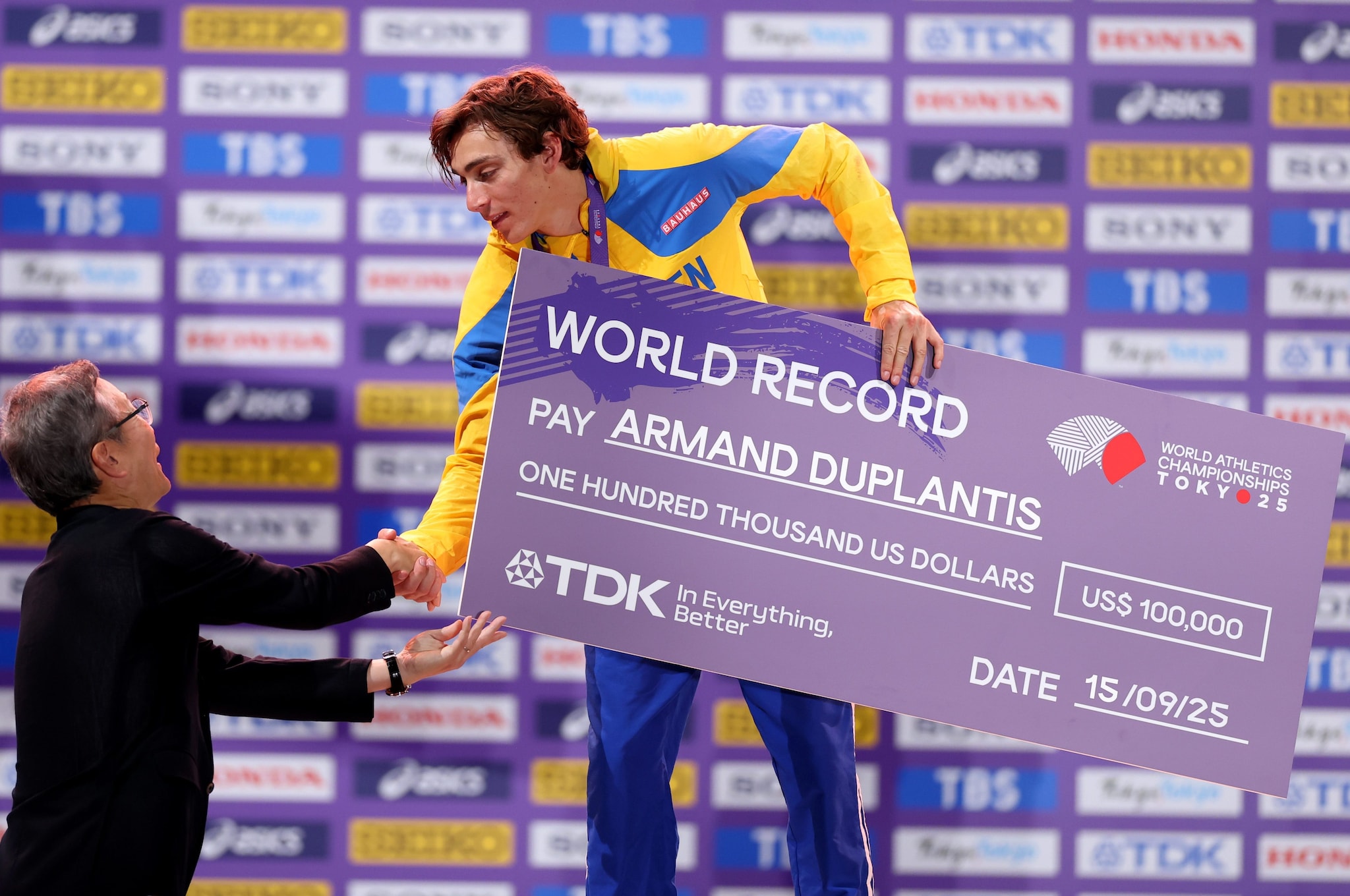 Armand Duplantis riceve a Tokyo l’assegno di 100mila dollari che spetta a chi batte un record del mondo nell’atletica
