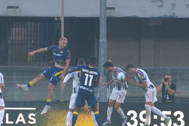Il tocco di braccio di Joao Mario nel finale del primo tempo di Verona–Juventus