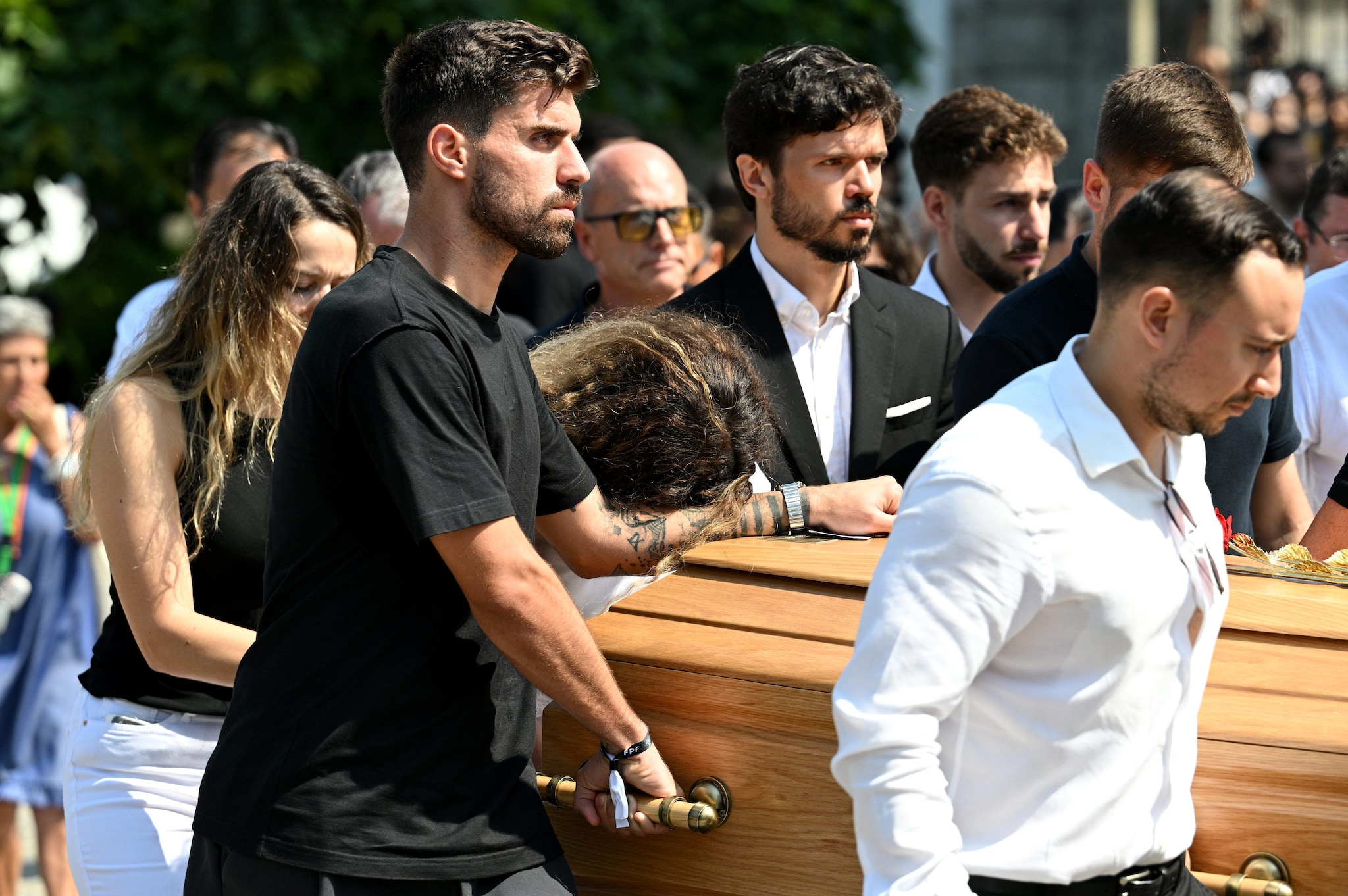 Neves porta la bara di Diogo Jota durante il suo funerale: Rute si appoggia sul suo braccio distrutta dal dolore