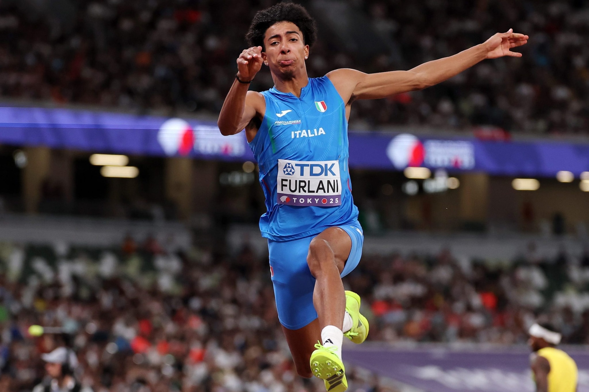 Mattia Furlani in volo verso la medaglia.