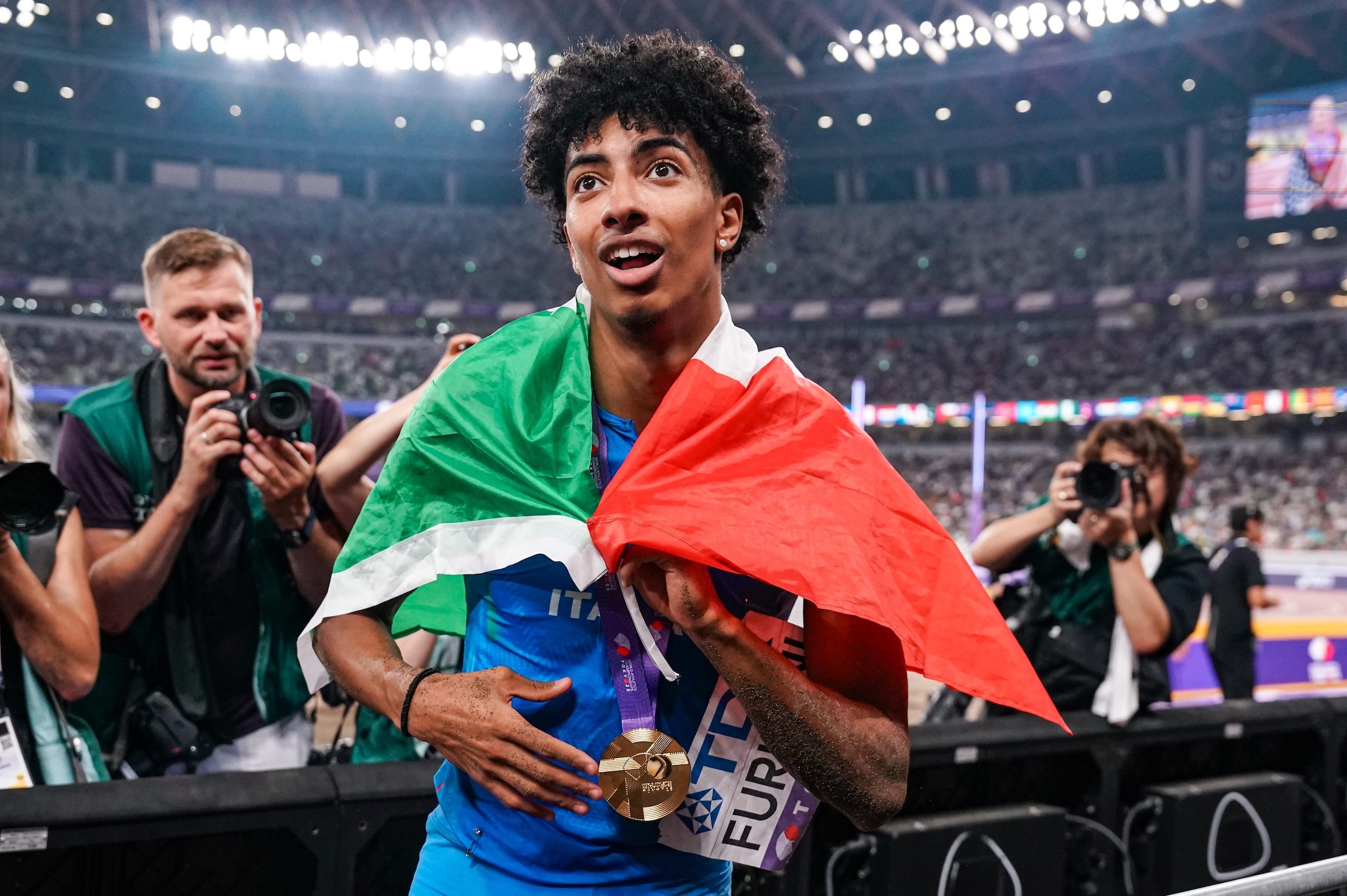 Mattia Furlani con la medaglia d’oro vinta ai Mondiali di Tokyo nel salto in lungo