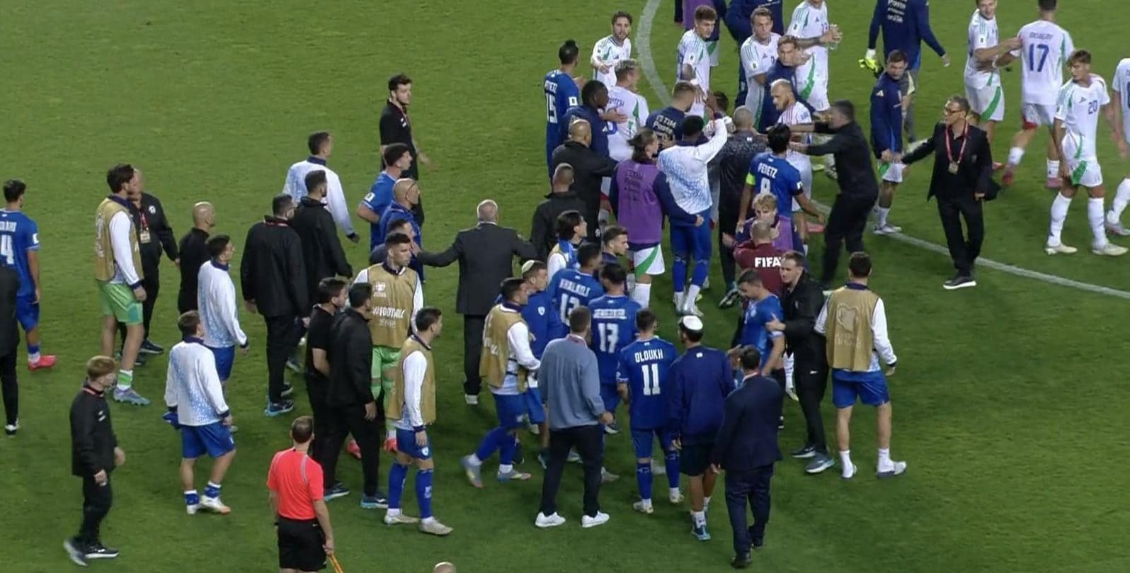 I momenti di tensione al termine della partita: Israele e Italia sfiorano la rissa.