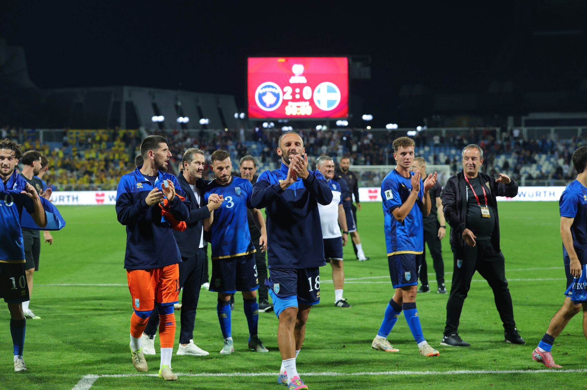 I giocatori del Kosovo festeggiano la vittoria sulla Svezia: chissà se sanno che gli vale anche l’UFWC…