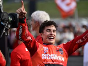 marc-marquez-festeggia-titolo-motogp-giappone-peggior-club-festa-cosa-fatto-sera-300x225.jpg