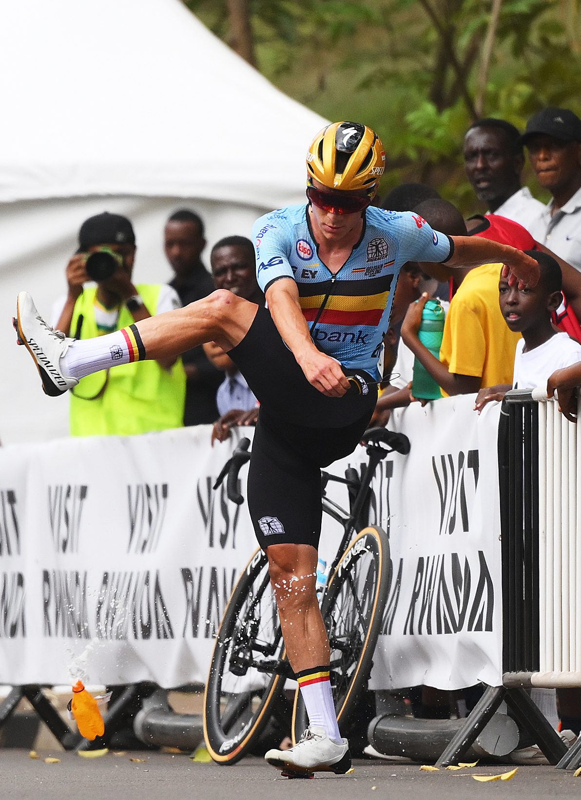 Evenepoel rabbioso, a piedi in attesa del cambio bici perde la pazienza ai Mondiali di Kigali