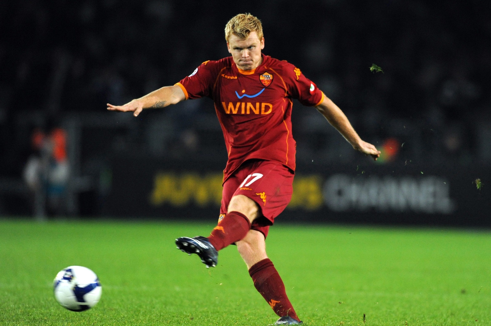 John Arne Riise sferra il suo proverbiale sinistro con la maglia della Roma: ci ha giocato per tre anni, dal 2008 al 2011