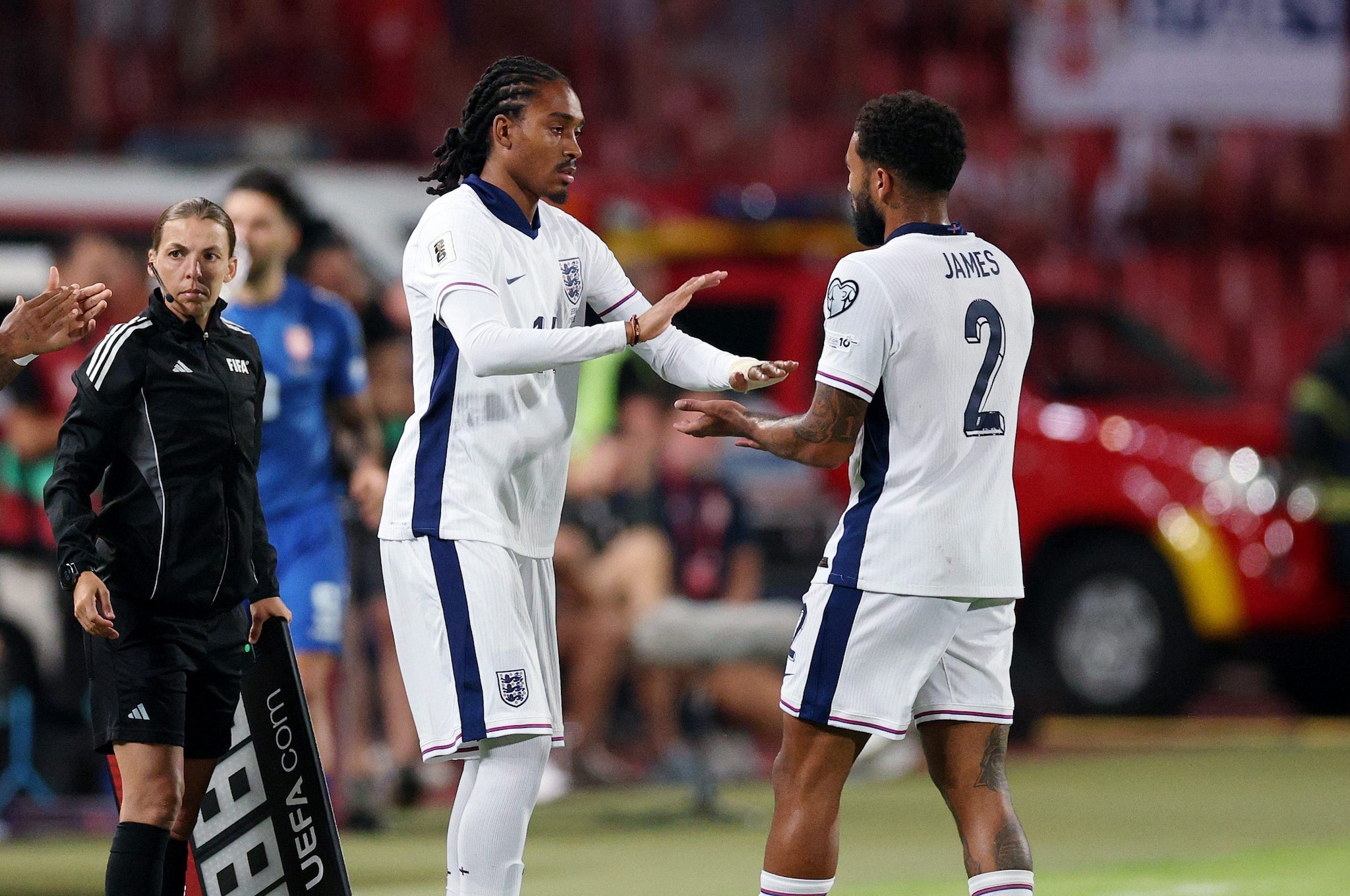 Il momento della sostituzione tra Reece James e Djed Spence in Serbia–Inghilterra